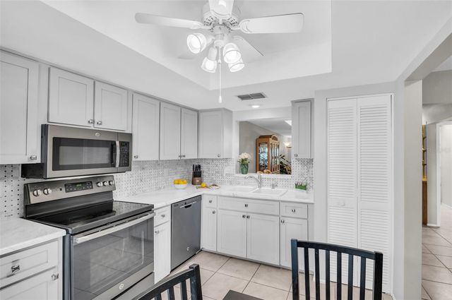 860 MACLAREN DRIVE N B, Palm Harbor, FL 34684
