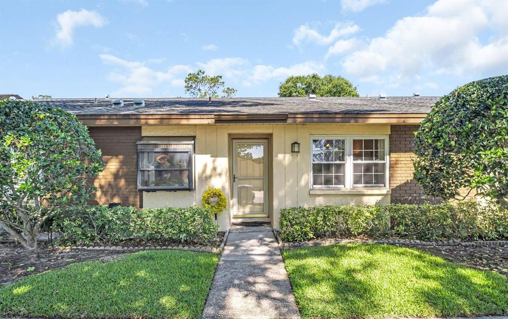 860 MACLAREN DRIVE N B, Palm Harbor, FL 34684