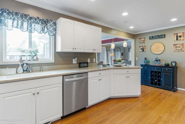 46568 Riverwoods Drive, Macomb Twp, MI 48044