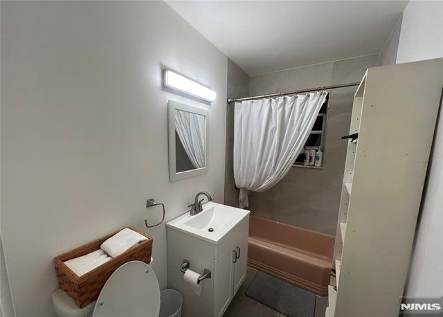 275 Hoym Street 2E, Fort Lee, NJ 07024