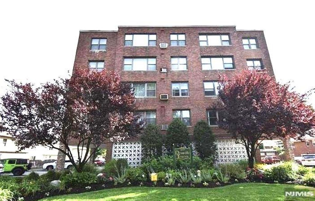 275 Hoym Street 2E, Fort Lee, NJ 07024