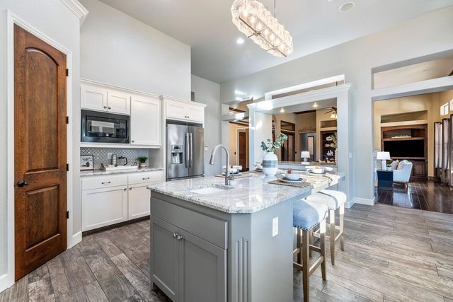 332 W Everglade Avenue, Clovis, CA 93619