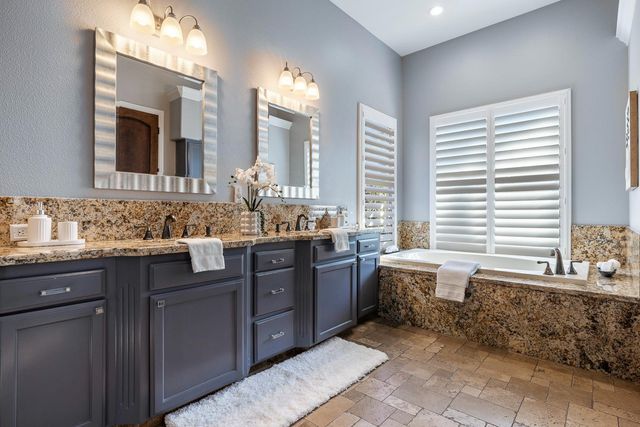 332 W Everglade Avenue, Clovis, CA 93619