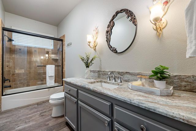 332 W Everglade Avenue, Clovis, CA 93619