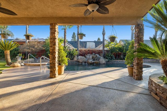 332 W Everglade Avenue, Clovis, CA 93619