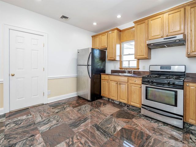 26 Summit Avenue 2, Sea Cliff, NY 11579