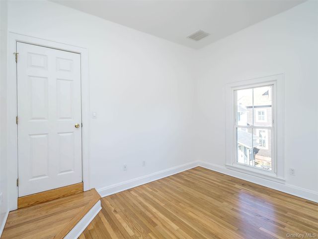 26 Summit Avenue 2, Sea Cliff, NY 11579