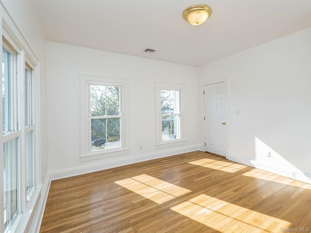 26 Summit Avenue 2, Sea Cliff, NY 11579