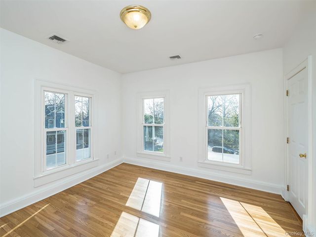 26 Summit Avenue 2, Sea Cliff, NY 11579