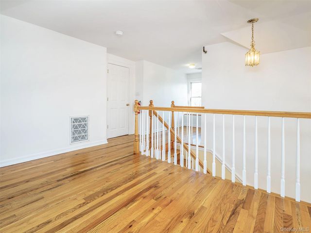 26 Summit Avenue 2, Sea Cliff, NY 11579