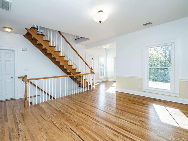 26 Summit Avenue 2, Sea Cliff, NY 11579