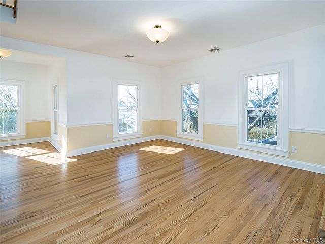 26 Summit Avenue 2, Sea Cliff, NY 11579