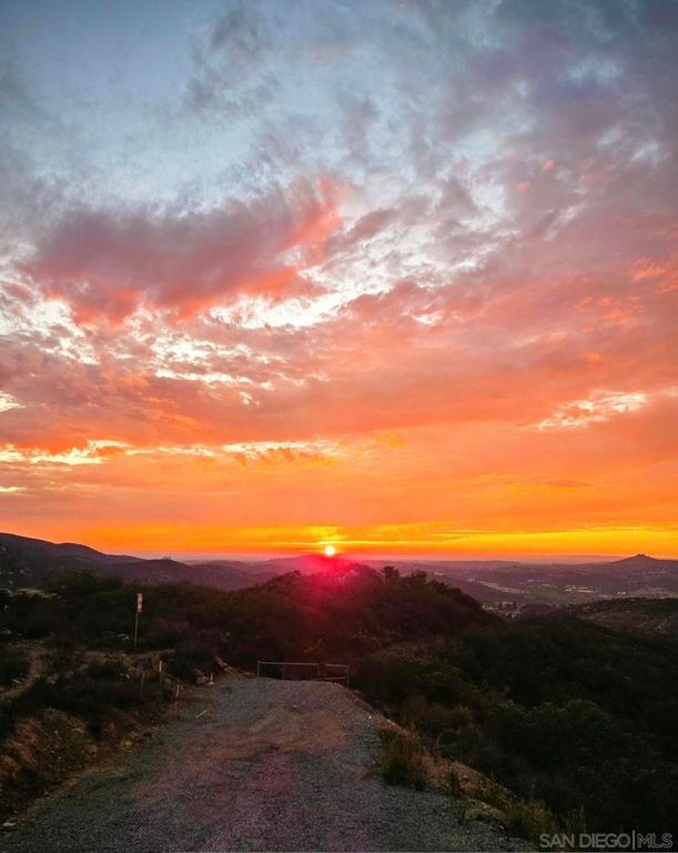 Image 3 of property listing at 13710 Calle Del Sol, Jamul, CA 91935