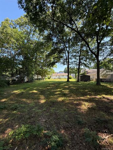 4 Sachs Street, Bay Shore, NY 11706