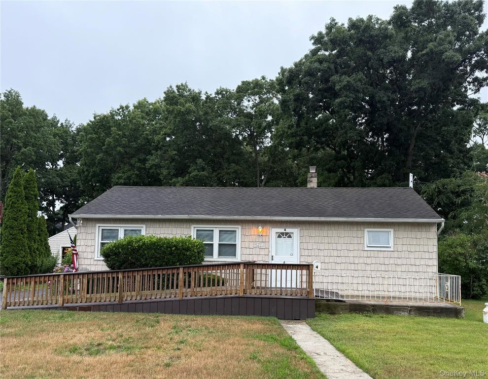 4 Sachs Street, Bay Shore, NY 11706