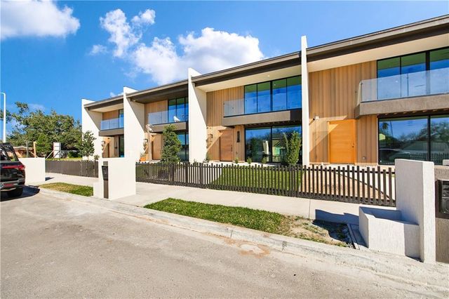 1406 S 7th Avenue, Edinburg, TX 78539