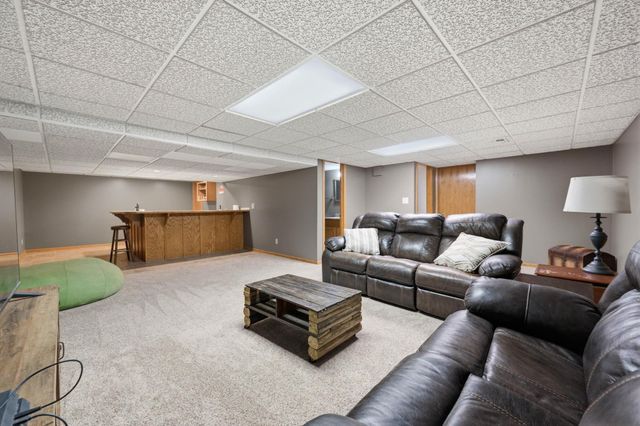 1300 E Cresthill Rd, Derby, KS 67037