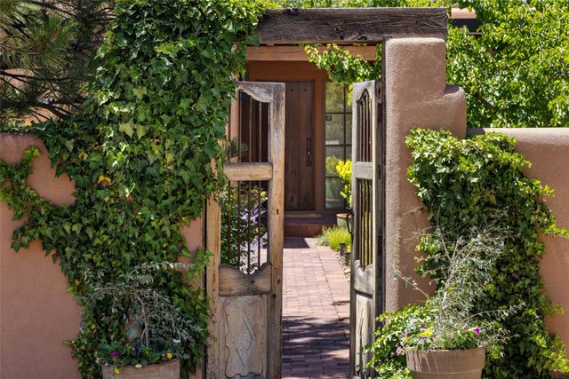 1450 Miracerros Loop S, Santa Fe, NM 87505