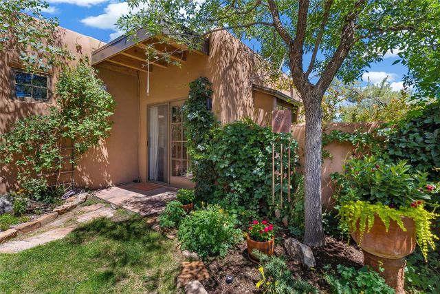 1450 Miracerros Loop S, Santa Fe, NM 87505