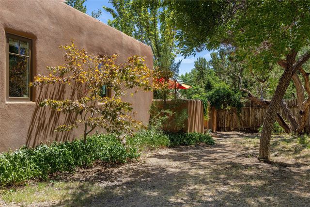 1450 Miracerros Loop S, Santa Fe, NM 87505
