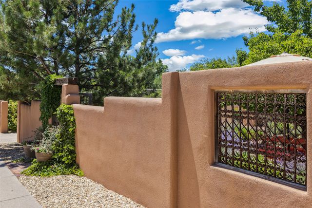 1450 Miracerros Loop S, Santa Fe, NM 87505