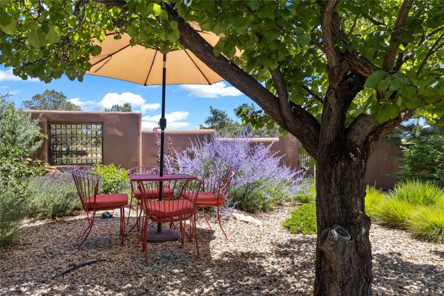 1450 Miracerros Loop S, Santa Fe, NM 87505