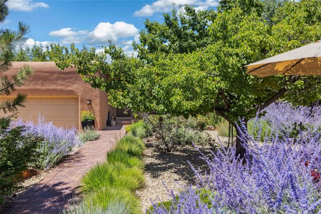 1450 Miracerros Loop S, Santa Fe, NM 87505