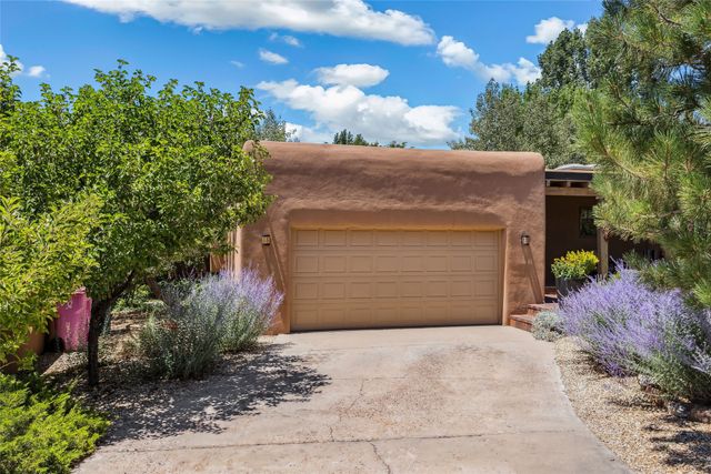 1450 Miracerros Loop S, Santa Fe, NM 87505