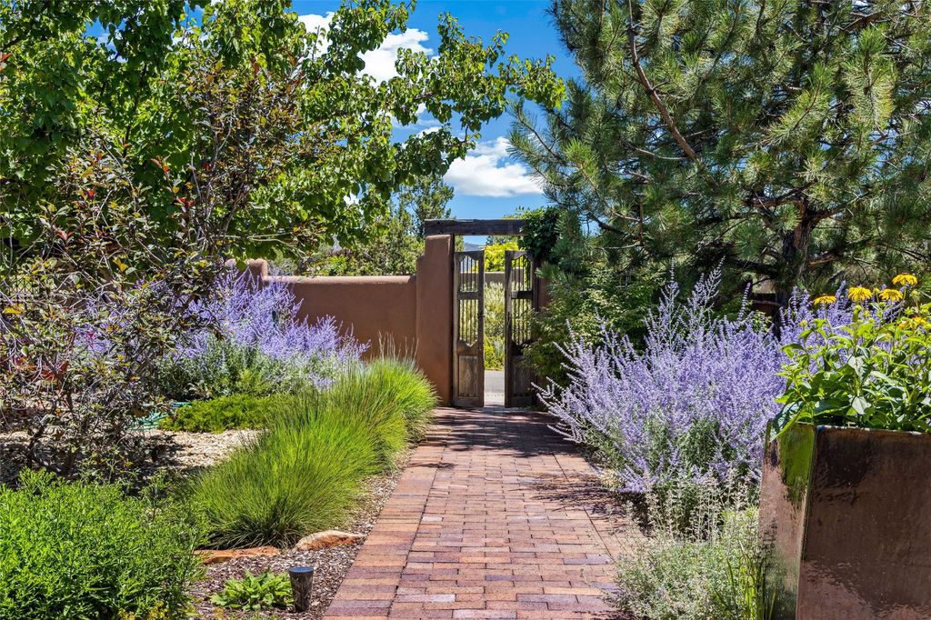 1450 Miracerros Loop S, Santa Fe, NM 87505