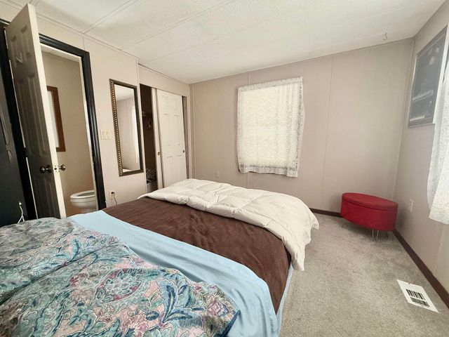 9 Billings Mobile Manor, Rutland City, VT 05701