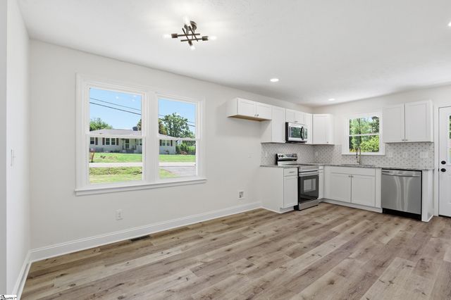 106 Mayfair Drive, Taylors, SC 29687