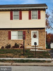617 CRICKET LN, Mcsherrystown, PA 17344