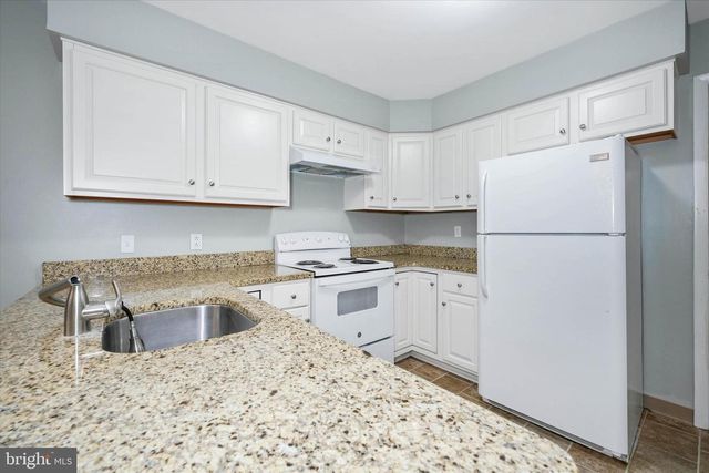 8 FOXTAIL CT, Newark, DE 19711