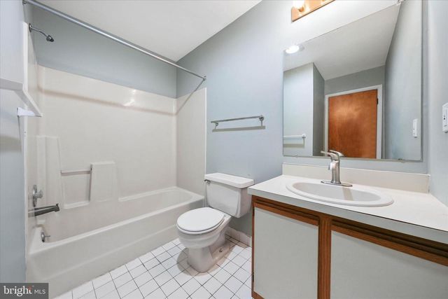 8 FOXTAIL CT, Newark, DE 19711