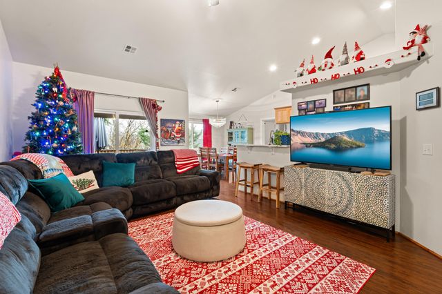 545 N Heights Drive, Eagle Point, OR 97524