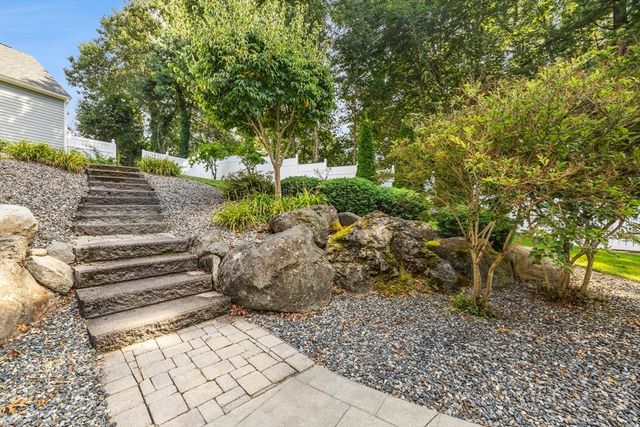 15 Pilgrim Rd, Mansfield, MA 02048