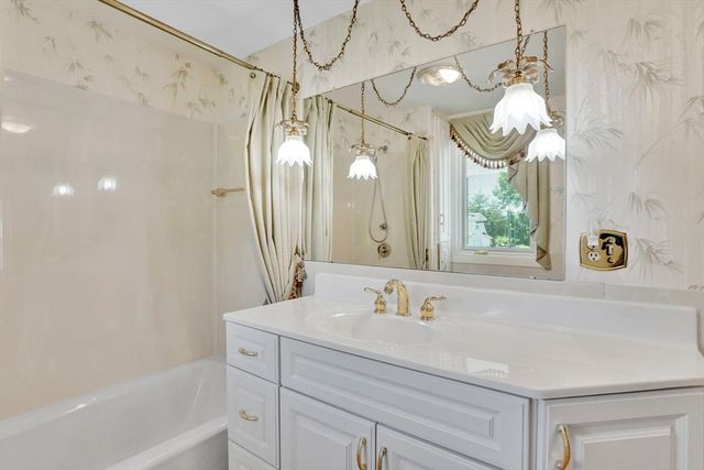 29 West St, Ludlow, MA 01056