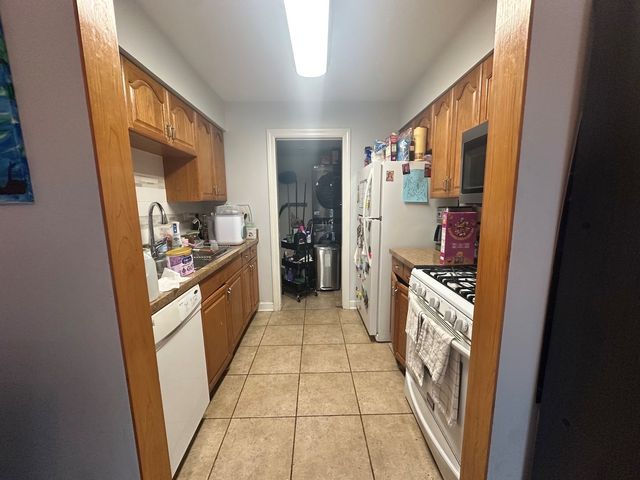 5700 Dutch Mill Court B, Hanover Park, IL 60133