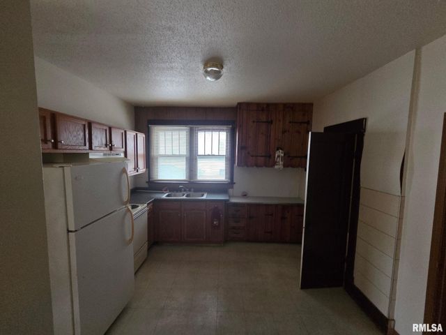 305 W College St Apt 2, Carbondale, IL 62901