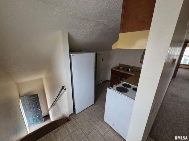 305 W College St Apt 2, Carbondale, IL 62901