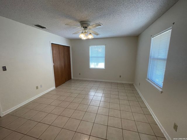 900 N Graytown Road, St Hedwig, TX 78152