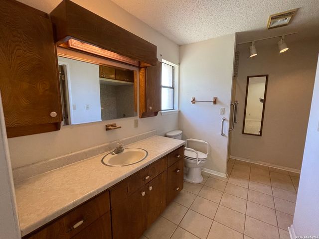 900 N Graytown Road, St Hedwig, TX 78152