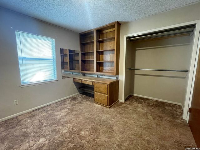 900 N Graytown Road, St Hedwig, TX 78152