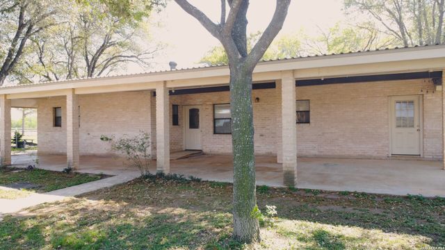 900 N Graytown Road, St Hedwig, TX 78152
