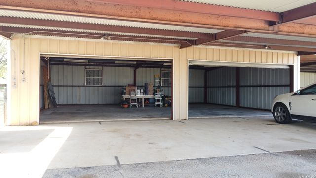 900 N Graytown Road, St Hedwig, TX 78152