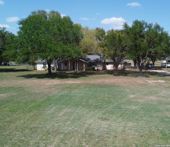 900 N Graytown Road, St Hedwig, TX 78152