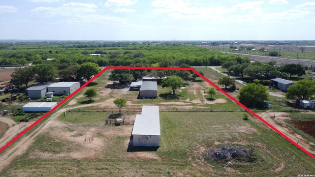 900 N Graytown Road, St Hedwig, TX 78152