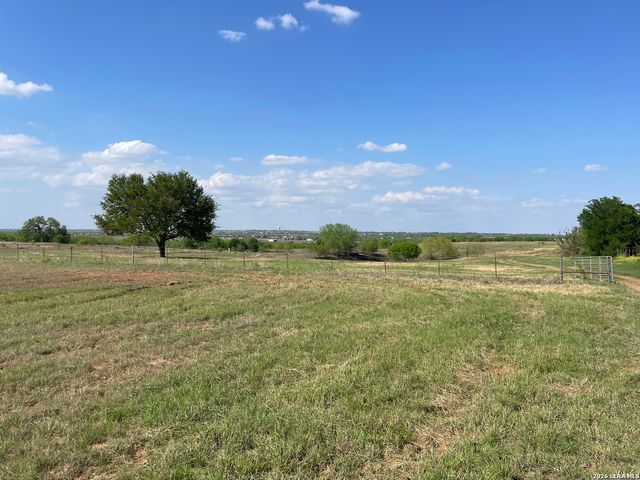 900 N Graytown Road, St Hedwig, TX 78152
