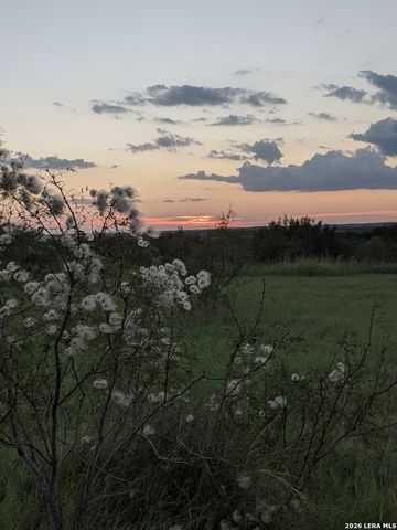 900 N Graytown Road, St Hedwig, TX 78152