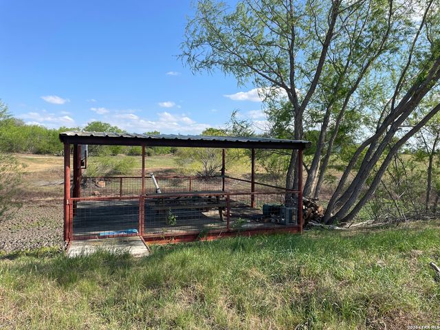 900 N Graytown Road, St Hedwig, TX 78152